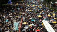 V neděli v Hongkongu pokračovaly demonstrace, do kterých se ve více než sedmimilionovém městě zapojilo podle organizátorů až 430 000 lidí.