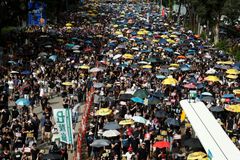 V Hongkongu znovu protestovaly tisíce lidí, policie dav rozehnala slzným plynem