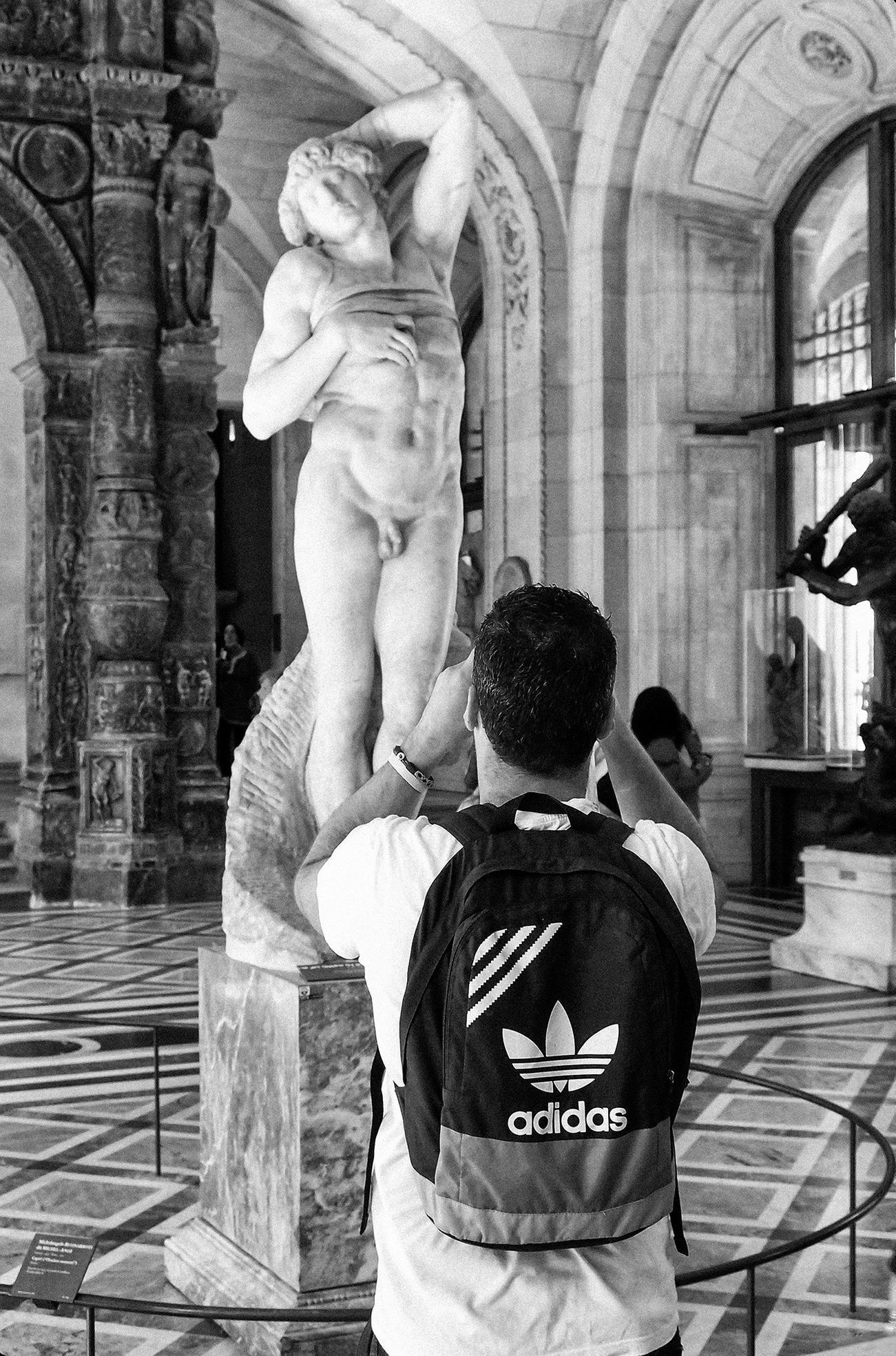 Louvre a turisté