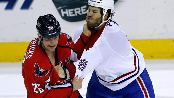 Drsný hoch Chris Thorburn z Winnipegu (vpravo) uštědřuje ránu washingtonskému Mattu Hendricksovi.