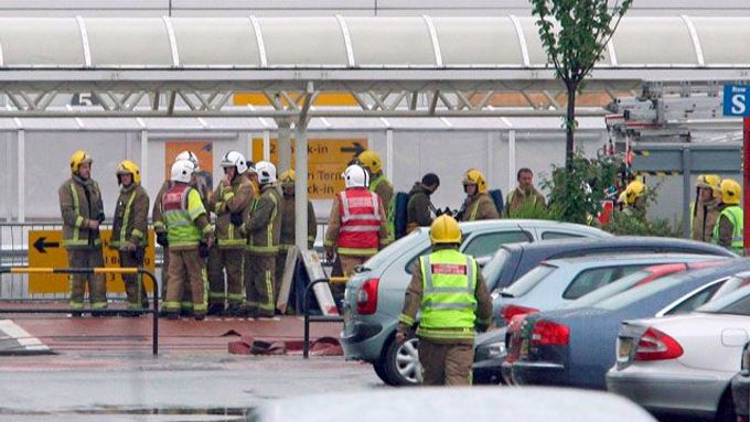 Útok na  letišti ve skotském Glasgow nevyšel atentátníkům podle představ - nikdo nezemřel