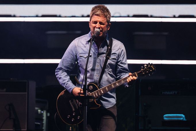 Britská skupina Oasis, která se dala dohromady loni po 15 letech, v pátek koncertem ve velšském Cardiffu zahajuje světové turné.