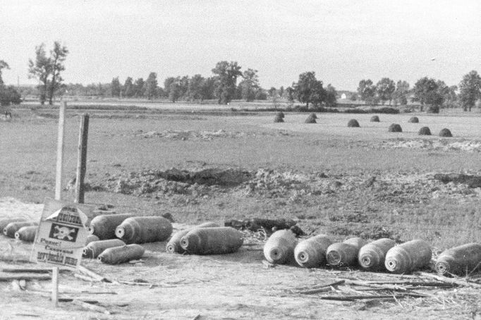 Mnoho z tisíců svržených bomb na Pardubice nevybuchlo a některé z nich zde zůstávají v zemi dodnes.