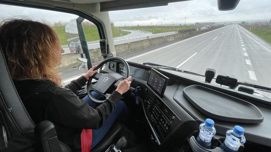 Dávají baterie v tahačích smysl? Za volantem 38tunového elektrického kamionu Volvo