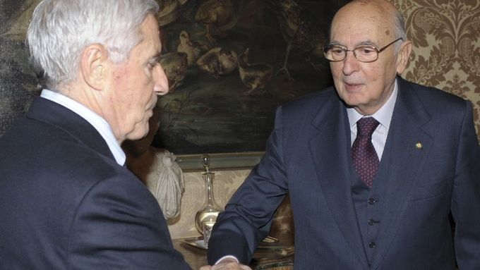 Italský prezident Giorgio Napolitano (vpravo) a předseda Senátu Franco Marini