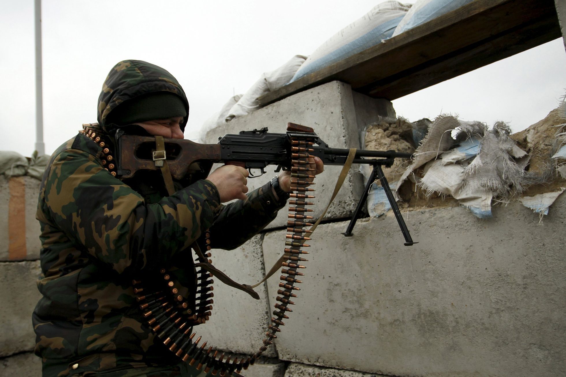 Příslušník sil doněckých separatistů na pozici nedaleko města Avdijivka.