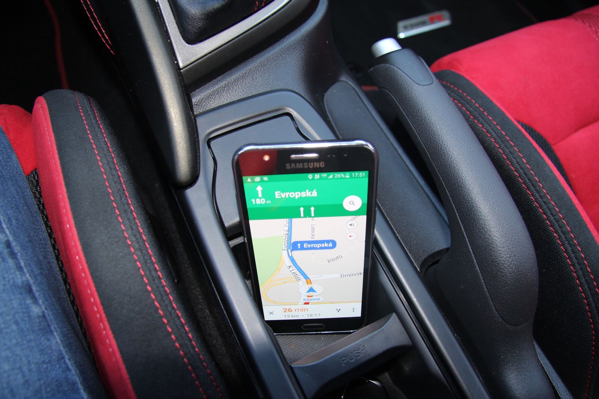 test navigací mobil v autě