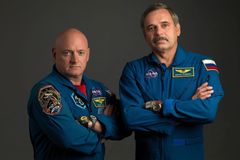 Vesmírná loď s Američanem a Rusem je na ISS, budou tam rok