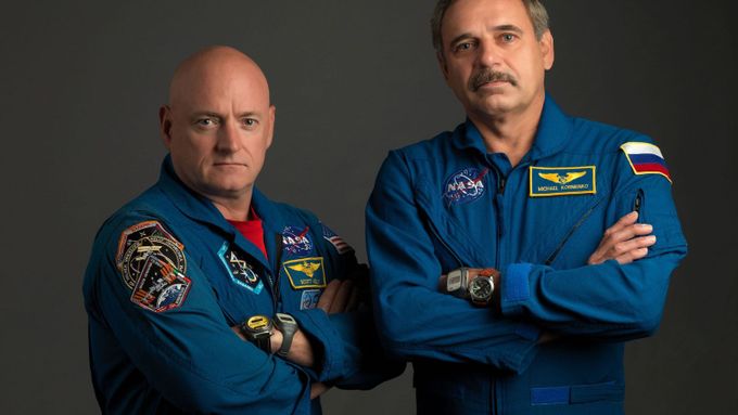 Americký a ruský astronaut.