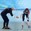 Trenér Petr Novák a Martina Sáblíková v cíli závodu rychlobruslařek na 5000 m na ZOH v Pekingu 2022