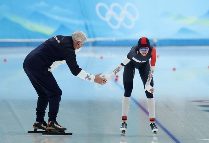 Trenér Petr Novák a Martina Sáblíková v cíli závodu rychlobruslařek na 5000 m na ZOH v Pekingu 2022