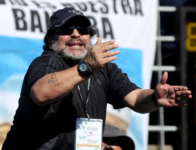 Argentinská fotbalová legenda Diego Maradona fandí Juanu Mónacovi v prvním semifinálovém utkání Davis Cupu 2012 s Čechem Tomášem Berdychem.