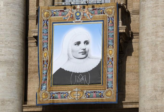 The tapestry of mother Laura Montoya hangs on Saint Peter's Basilica during a canonization mass led by Pope Francis at the Vatican May 12, 2013. The Pope leads a mass on Sunday for Antonio Primaldo, mother Laura Montoya and Maria Guadalupe Garcia Zavala.