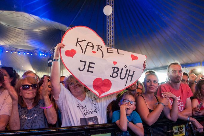 Fanoušci Karla Gotta, který vystoupil 1. července na letišti v Piešťanech na hudebním festivalu Topfest.