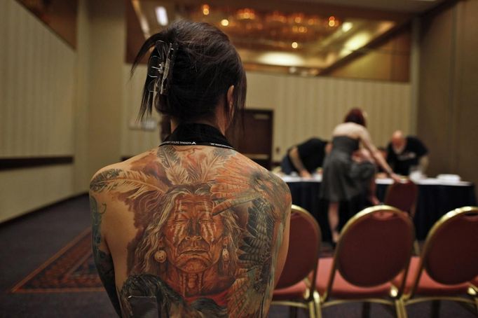 Evelyne Greenwald, from Belgium, awaits her turn to be judged during the National Tattoo Association Convention in Cincinnati, Ohio April 13, 2012. Greenwald has traveled four times in the past year to Ukraine where tattoo artist Dmitriy Samohin has completed tattoos of a horse, bird, wild cats and American Indians. She claims she is addicted to the art because it is so beautiful. Picture taken April 13, 2012. REUTERS/Larry Downing (UNITED STATES - Tags: SOCIETY) ATTENTION EDITORS PICTURE 31 OF 31 FOR PACKAGE 'ADDICTED TO THE NEEDLE' TO FIND ALL PICTURES SEARCH 'ADDICTED NEEDLE' Published: Čer. 29, 2012, 1 odp.