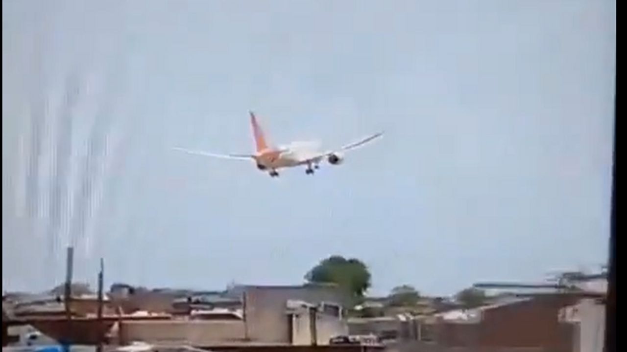 Na západě Indie se zřítilo letadlo Air India s 242 lidmi na palubě