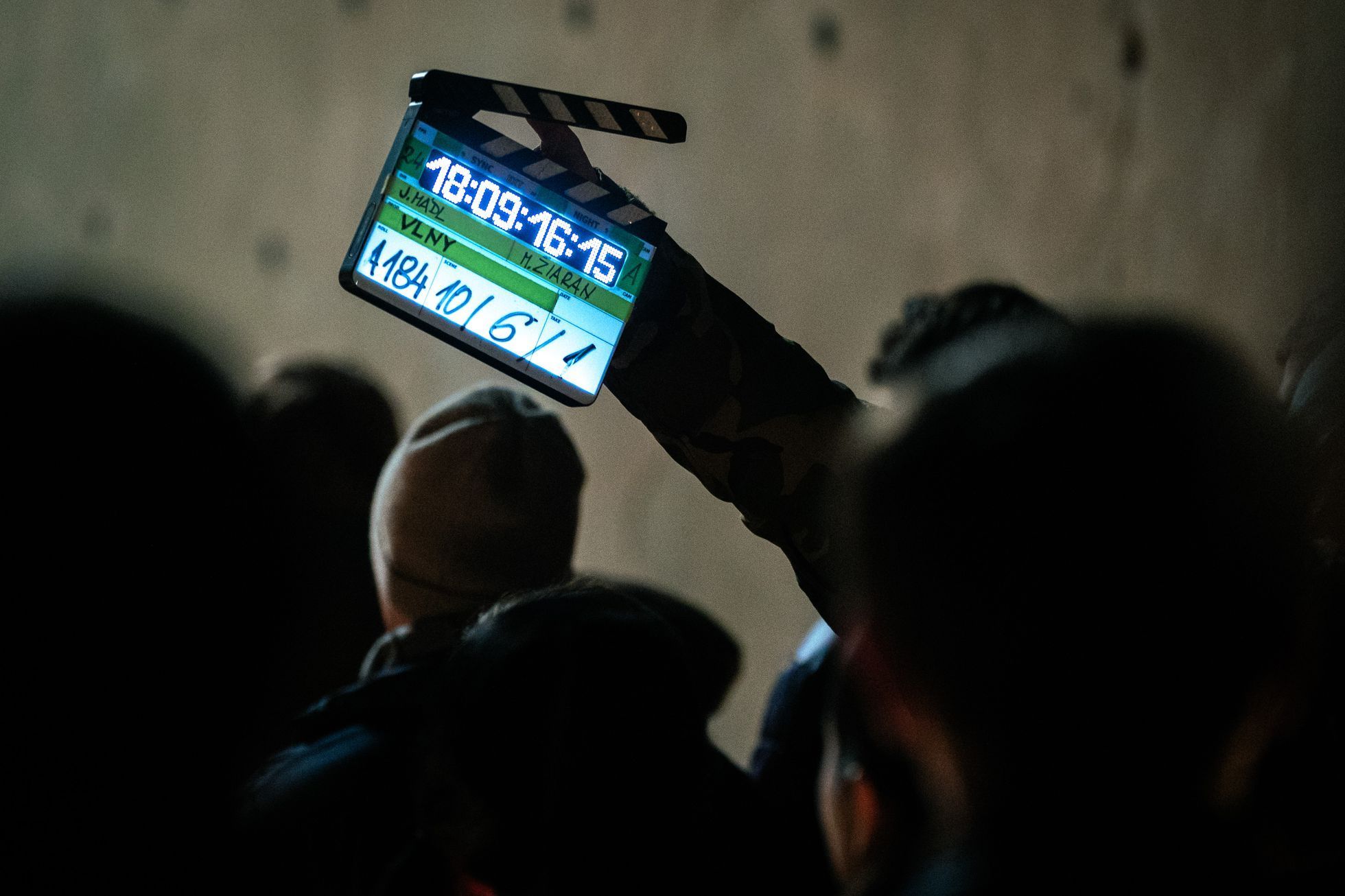 Natáčení filmu Vlny režiséra Jiřího Mádla, poslední natáčecí den, davová scéna, Nerudova ulice v Praze