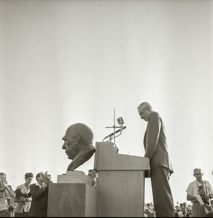 Oppenheimer při projevu během návštěvy Izraele v roce 1966