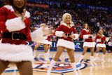 Neméně vánoční oděv zvolily cheerleaders Oklahoma City Thunder (NBA)