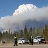 Policisté na cestě vedoucí z Fort McMurray dohlížejí na evakuaci.