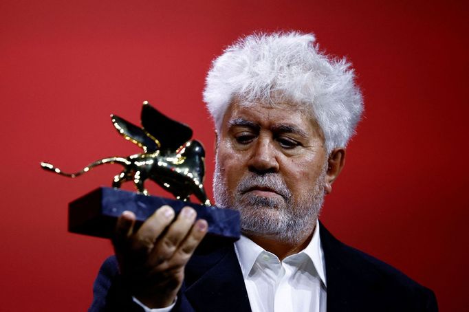 Pedro Almodóvar se Zlatým lvem za film Vedlejší pokoj.