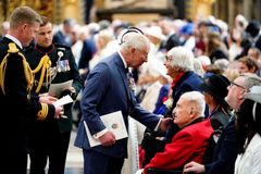 Někde zajímavé ceremoniály a pietní akce, jinde jen kritika. Británie slaví VE Day