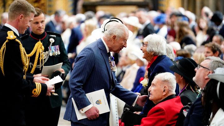 Někde zajímavé ceremoniály a pietní akce, jinde jen kritika. Británie slaví VE Day; Zdroj foto: Reuters