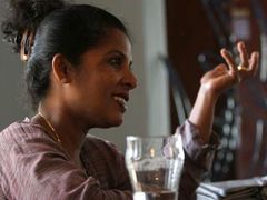 Nalini Ratnarajah a její tým terénních sociálních pracovníků pomáhá lidem postiženým tsunami na 120 kilometrech východního pobřeží Srí Lanky.