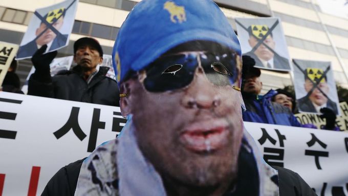 Lidé v jihokorejském Soulu protestují proti Rodmanově návštěvě severu.