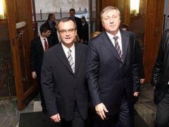 Mirek Topolánek nakonec přijel a uvedl Miroslava Kalouska na Ministerstvo financí.