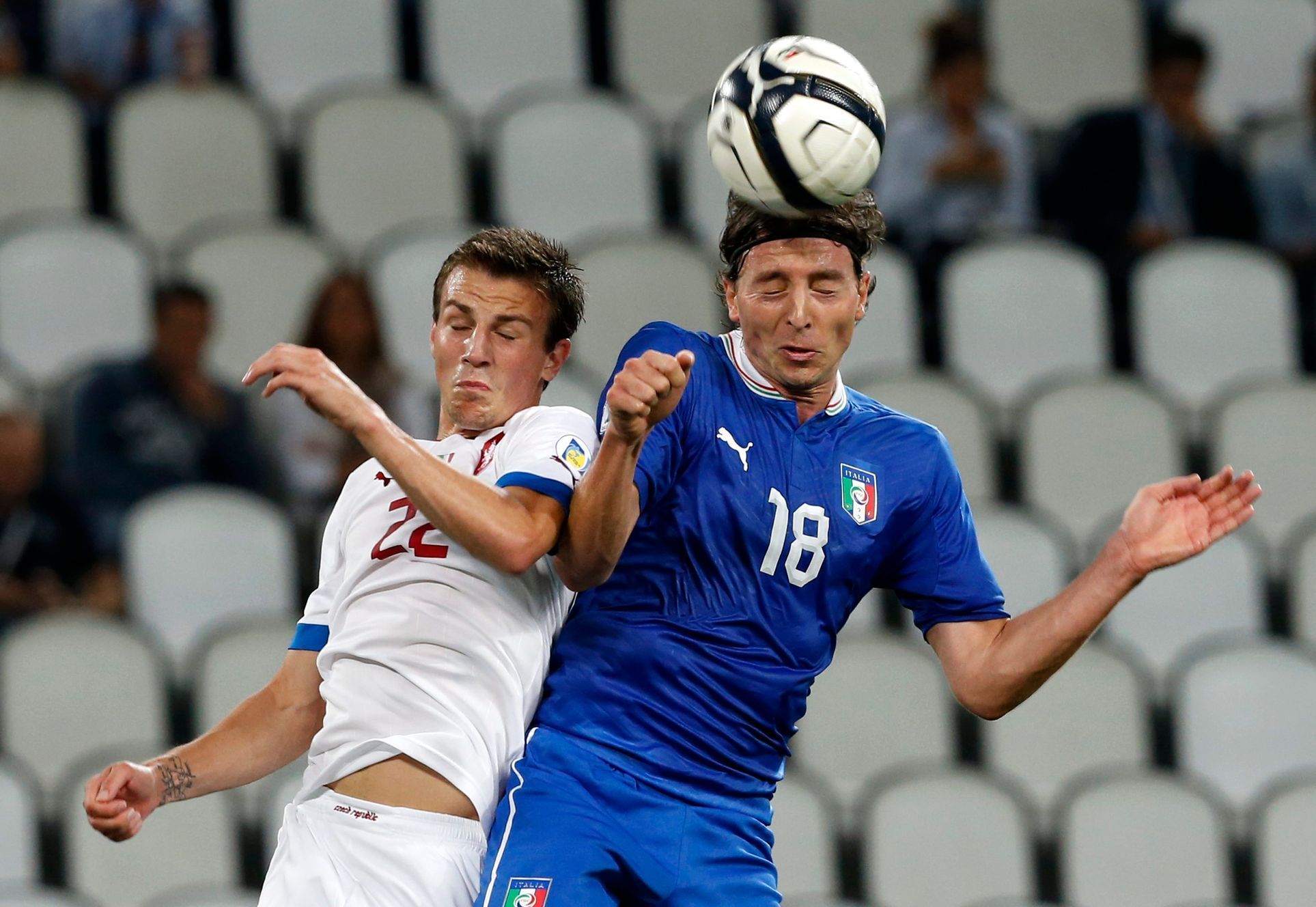Fotbal, kvalifikace MS: Itálie - Česko: Riccardo Montolivo (vpravo) - Vladimír Darida
