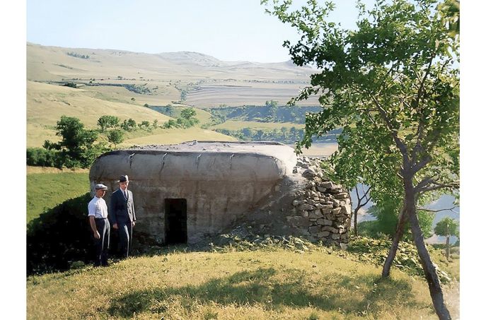 Druhosledový řopík 116/118/Ez v Lištici u Berouna před německým odstřelem, 25. června 1939, foto V. Strach. Kolorováno