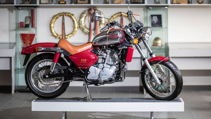 Unikátní Jawa pro VIP motorkářský klub se vydražila za milion. Majitelem je Čech; Zdroj foto: Galerie Kodl