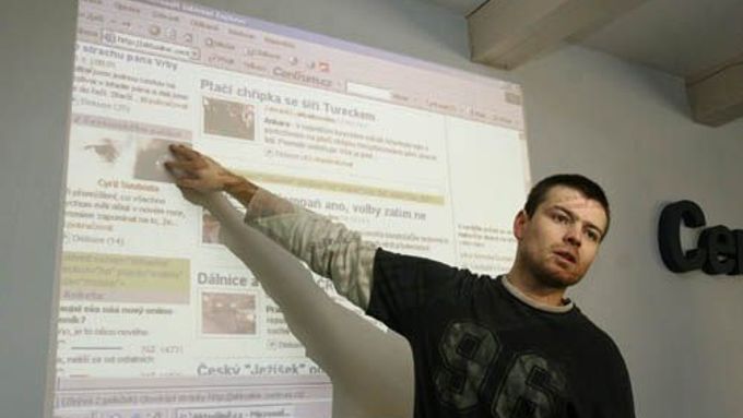 Ve středu téhož týdne jsme chtěli spustit upravené a vylepšené stránky. Největší novinkou byly tzv. levé sloupce, nově odlišné pro každou rubriku. Šéfredaktor Jakub Unger dal všem asi půl hodiny na to, aby pochopili to, co více než měsíc s programátory připravovali.