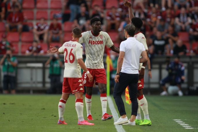 3. předkolo Ligy mistrů 2021/22, Sparta - Monako: Benoit Badiashile (5) si stěžuje na rasistické projevy fanoušků Sparty.