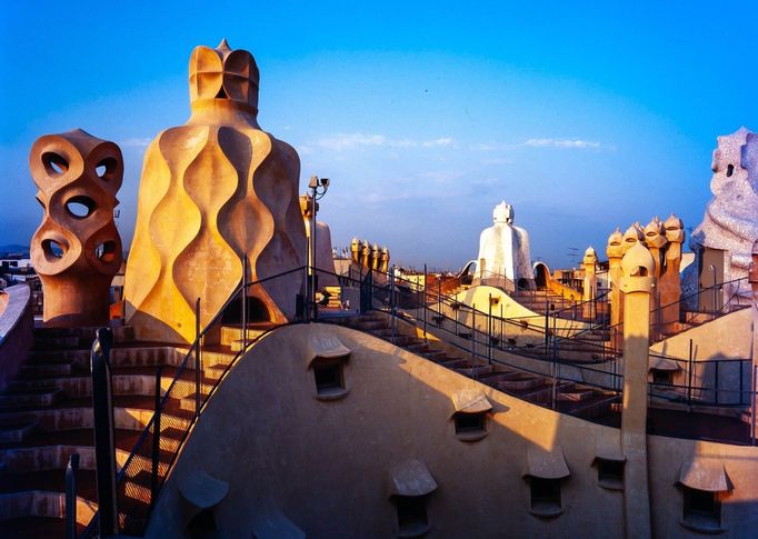 Střecha s komíny roztodivných tvarů na domě Casa Milà, zvaného též La Pedrera, je rovněž jedním z Gaudího známých děl.