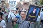 "Kvůli tomuhle můj bratr nepadl." Ukrajinci protestují, Zelenskyj ustoupil