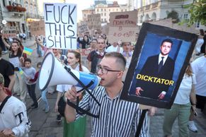 "Kvůli tomuhle můj bratr nepadl." Ukrajinci protestují, Zelenskyj ustoupil