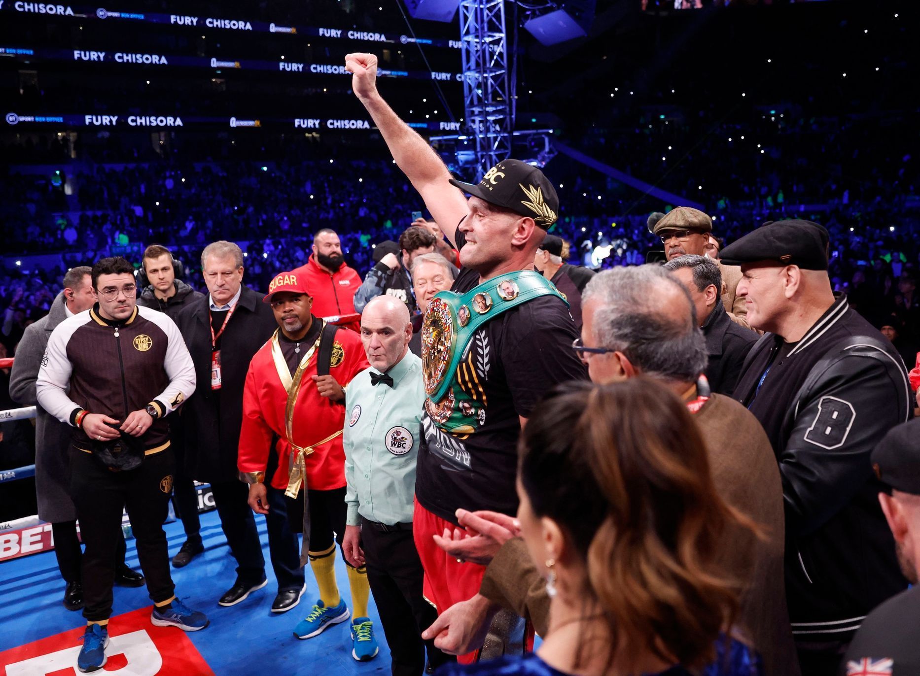 Tyson Fury slaví triumf nad Derekem Chisorou v zápase o titul šampiona WBC