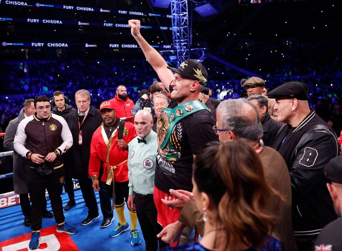 Tyson Fury slaví triumf nad Derekem Chisorou v zápase o titul šampiona WBC