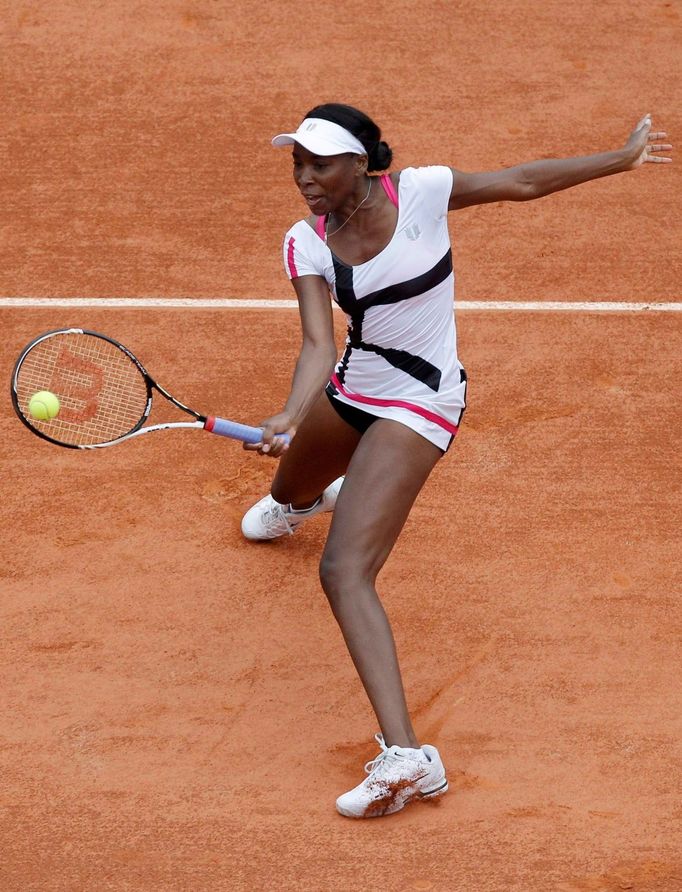 Americká tenistka Venus Williamsová odpaluje míček v utkání s Polkou Agnieszkou Radwaňskou ve 2. kole French Open 2012.