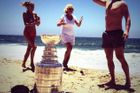 Nejlepší střelec letošního Stanley Cupu Marián Gaborík má léto naplánované jasně: Oslavami Stanley Cupu. Takhle s trofejí a svými kamarádkami slavil na břehu Pacifiku...