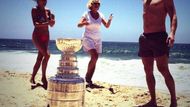 Nejlepší střelec letošního Stanley Cupu Marián Gaborík má léto naplánované jasně: Oslavami Stanley Cupu. Takhle s trofejí a svými kamarádkami slavil na břehu Pacifiku...