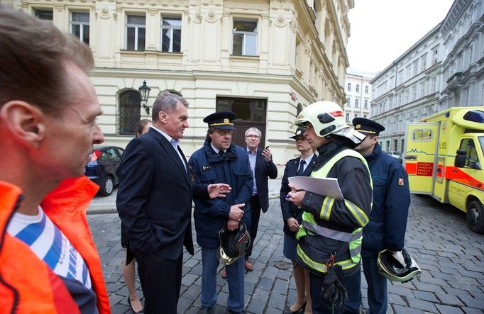 Pražský primátor Bohuslav Svoboda konzultuje na místě situaci s hasiči, policisty a zdravotníky.