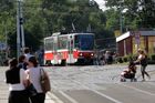 Horkem vyboulené koleje zastavily podruhé provoz tramvají v Praze 8. Opravovat se budou až v lednu