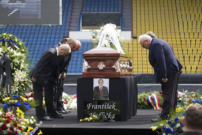 RozloučRozloučení s Františkem Hrdličkou: čestná stráž u rakve