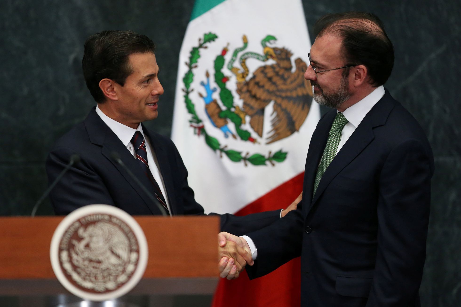 Mexický ministr zahraničí Luis Videgaray si podává ruku s prezidentem Enriquem Peňou Nietem