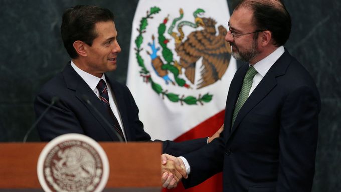Mexický ministr zahraničí Luis Videgaray si podává ruku s prezidentem Enriquem Peňou Nietem