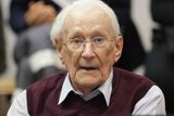 2. února - Bývalý dobrovolník SS Oskar Gröning (93) byl obviněn z podílu na vraždě 300 000 lidí ve vyhlazovacím táboře Auschwitz–Birkenau. Oskar Gröning v minulosti vystupoval proti zpochybňování holocaustu.
