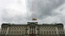 The Red Arrows perform a flypast as Britain's Queen Elizabeth stands with members of her family on the balcony at Buckingham Palace to mark her Diamond Jubilee in central London June 5, 2012. Four days of nationwide celebrations during which millions of people have turned out to mark the Queen's Diamond Jubilee conclude on Tuesday with a church service and carriage procession through central London. REUTERS/Toby Melville (BRITAIN - Tags: ANNIVERSARY SOCIETY ROYALS ENTERTAINMENT MILITARY) Published: Čer. 5, 2012, 3:08 odp.